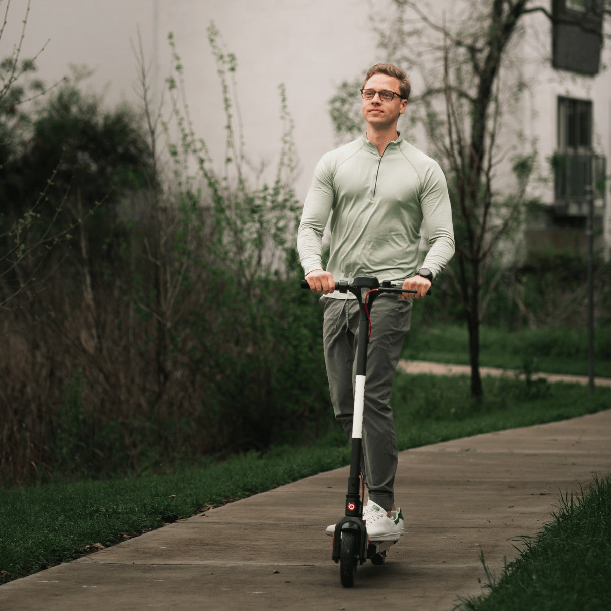 Trottinette électrique pliable légère de la série Apex 8,5" 25 km/h | Autonomie de 24 km